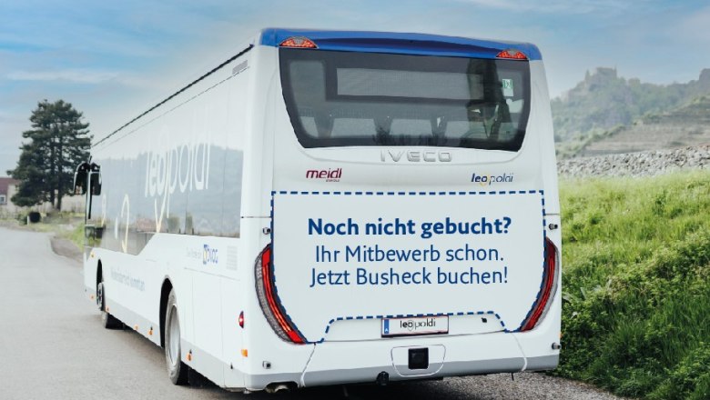 Heckwerbung, © NÖVOG/Grojer Heckansicht eines weißen Reisebusses mit der Aufschrift 'Noch nicht gebucht? Ihr Mitbewerb schon. Jetzt Busheck buchen!'