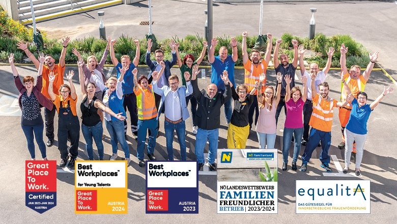 Unsere Auszeichnungen, © NÖVOG/Bollwein Gruppe von Menschen mit erhobenen Händen, umgeben von Auszeichnungen: 'Great Place to Work', 'Best Workplaces', 'Familienfreundlicher Betrieb', 'equalita'.