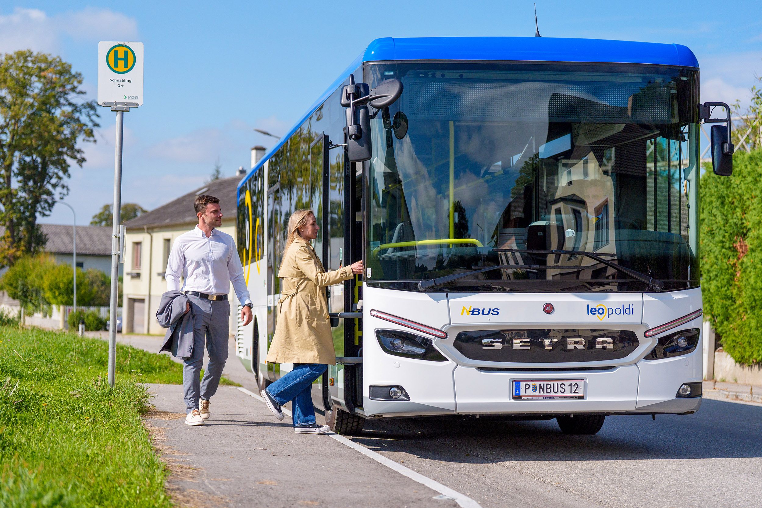 Fahrgäste steigen in den leopoldi Regionalbus bei der Bushaltestelle ein
