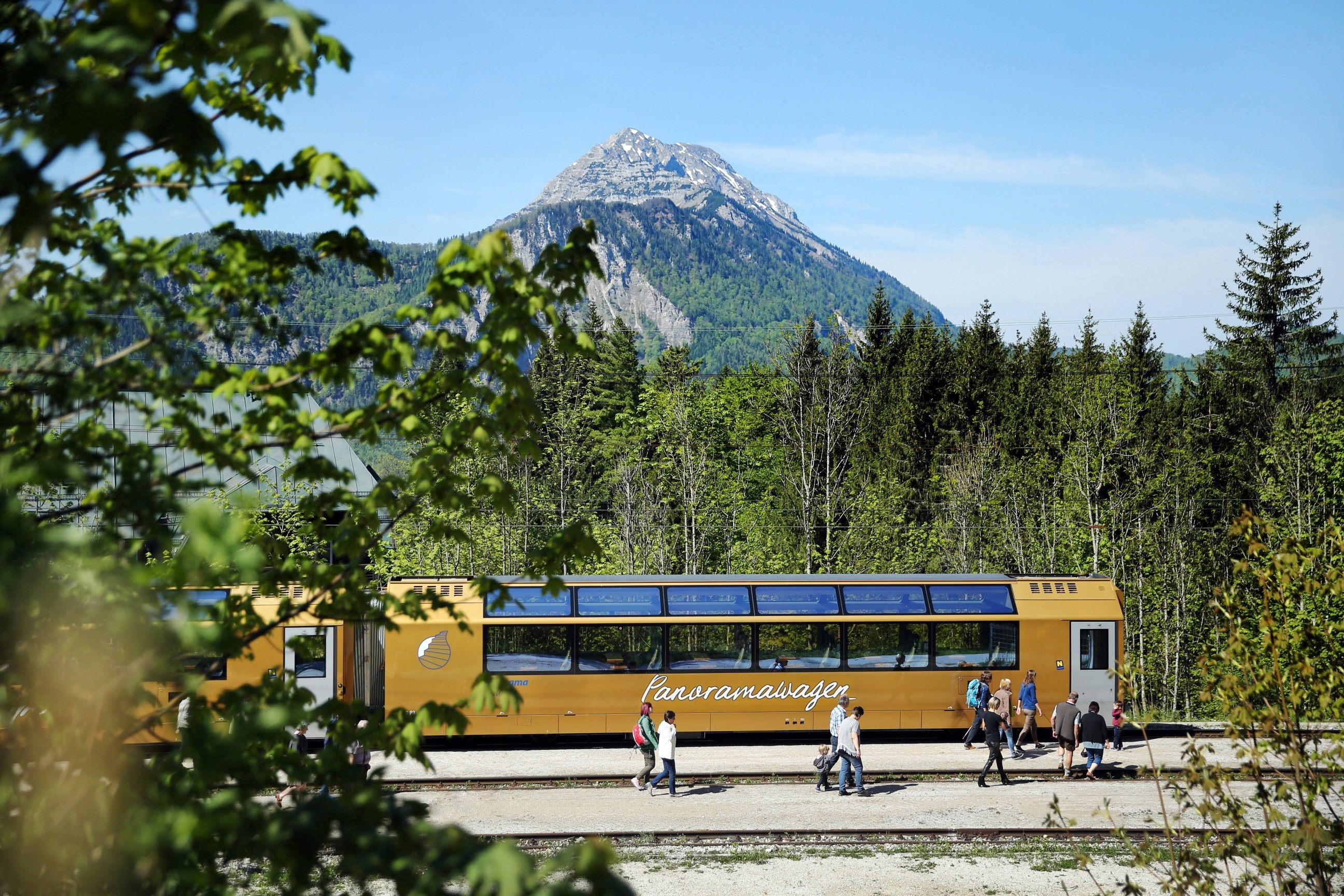 Panoramawagen der Mariazellerbahn in Gösing mit Blick auf den Ötscher