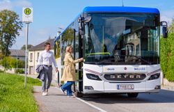 Fahrgäste steigen in den leopoldi Regionalbus bei der Bushaltestelle ein