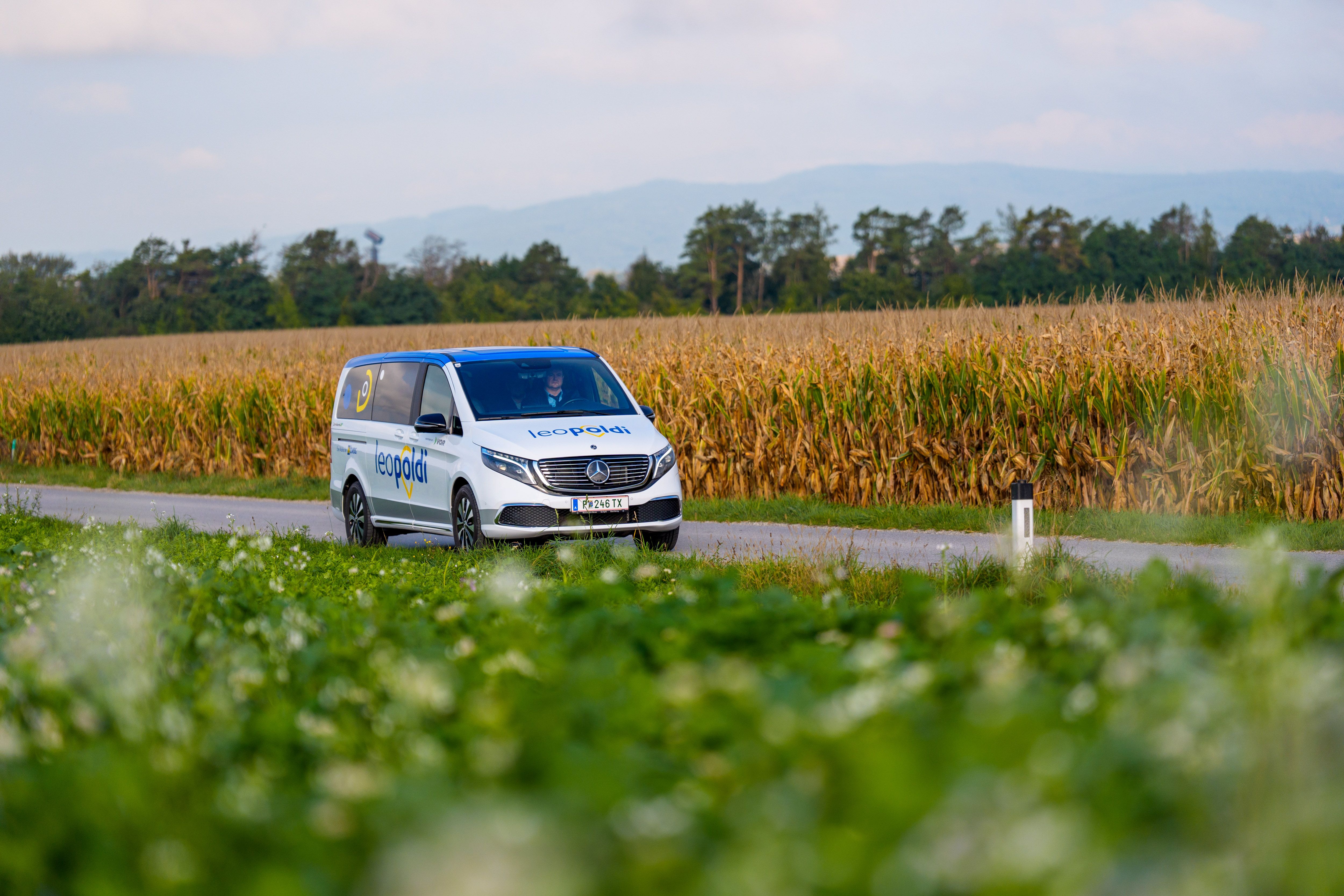 leoPOLDI Bedarfsverkehrsfahrzeug unterwegs auf einer Landstraße in Niederösterreich