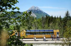 Panoramawagen der Mariazellerbahn in Gösing mit Blick auf den Ötscher