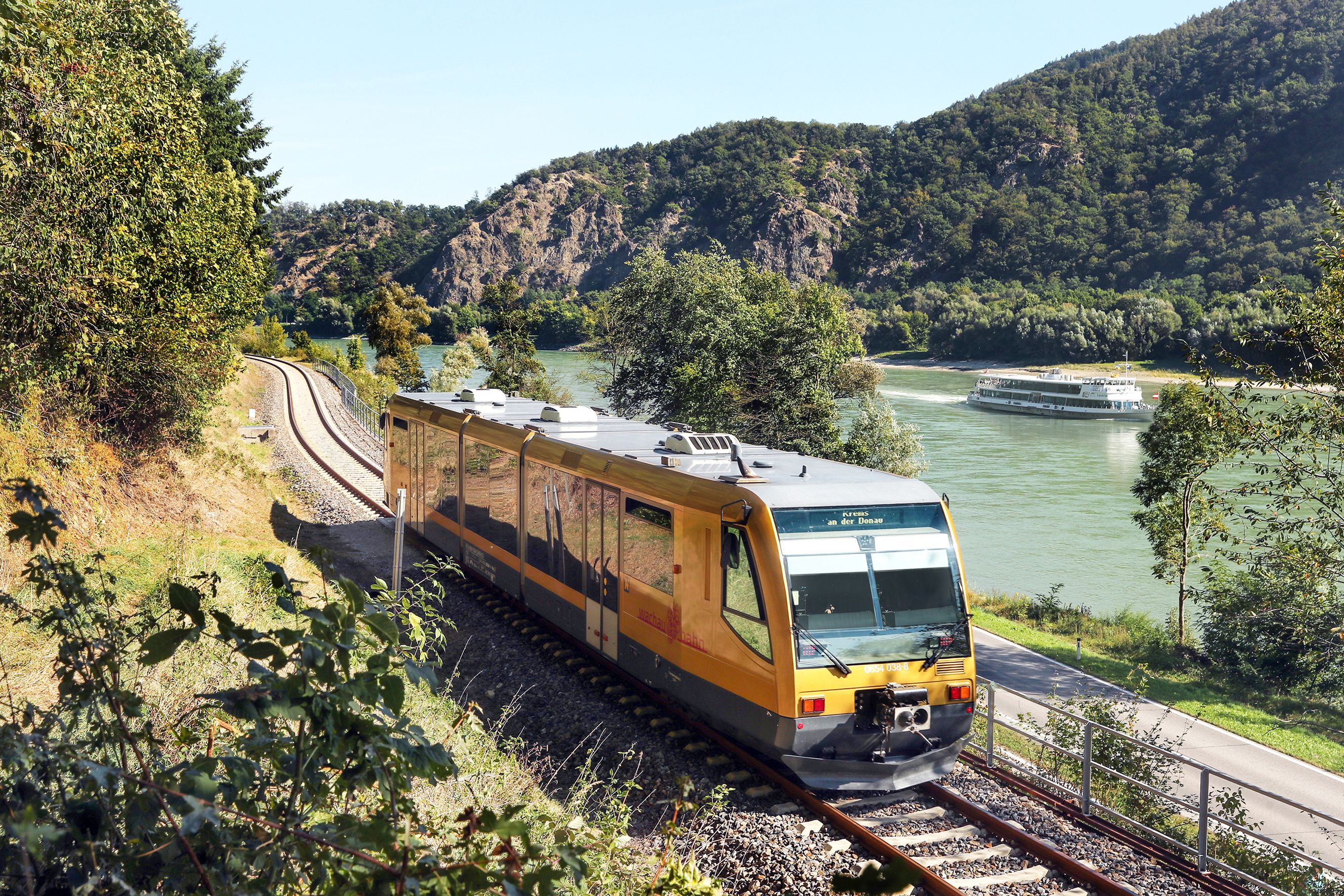 Wachaubahn fährt durch die Wachau entlang der Donau