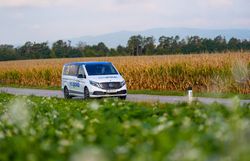 leoPOLDI Bedarfsverkehrsfahrzeug unterwegs auf einer Landstraße in Niederösterreich